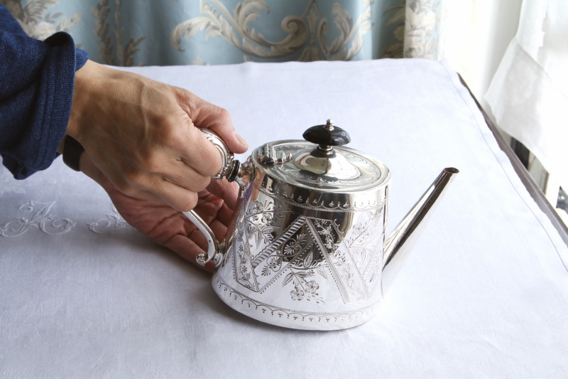 花のエングレービングのティーポット　ヴィクトリアン　イギリス アンティークストリュフ