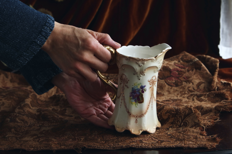 スミレとワスレナグサ　リボン飾りジャグ　イギリス アンティークストリュフ