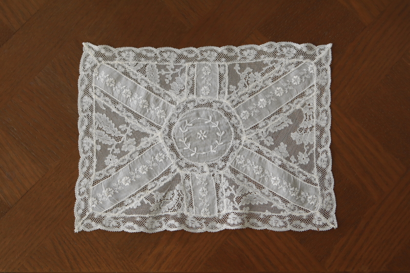 小花模様のレースマット　刺繍　フランス　アンティークストリュフ