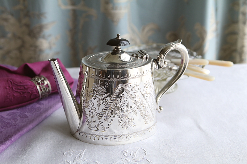 花のエングレービングのティーポット　ヴィクトリアン　イギリス アンティークストリュフ