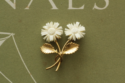 ヴィンテージブローチ　アイボリー　ボーン　白い花　イギリス　アメリカ