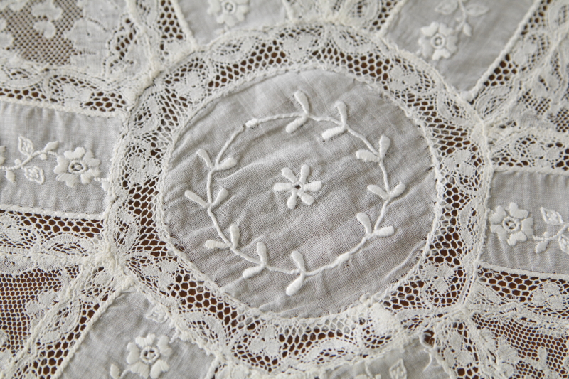 小花模様のレースマット　刺繍　フランス　アンティークストリュフ