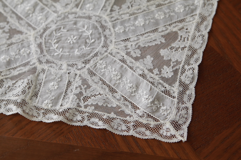 小花模様のレースマット　刺繍　フランス　アンティークストリュフ