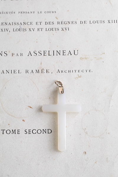 ホワイトカルセドニー　クロスペンダント　イギリス アンティークストリュフ 20251113