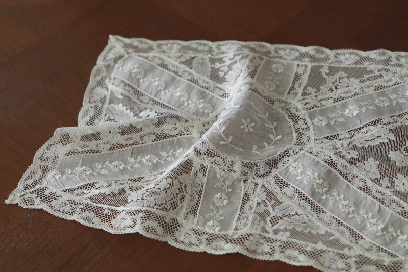 小花模様のレースマット　刺繍　フランス　アンティークストリュフ
