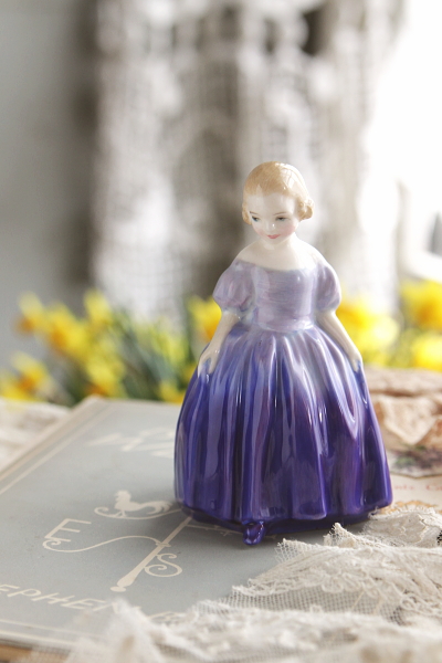 アンティークロイヤルドルトン　フィギュリン　marie royal doulton イギリス