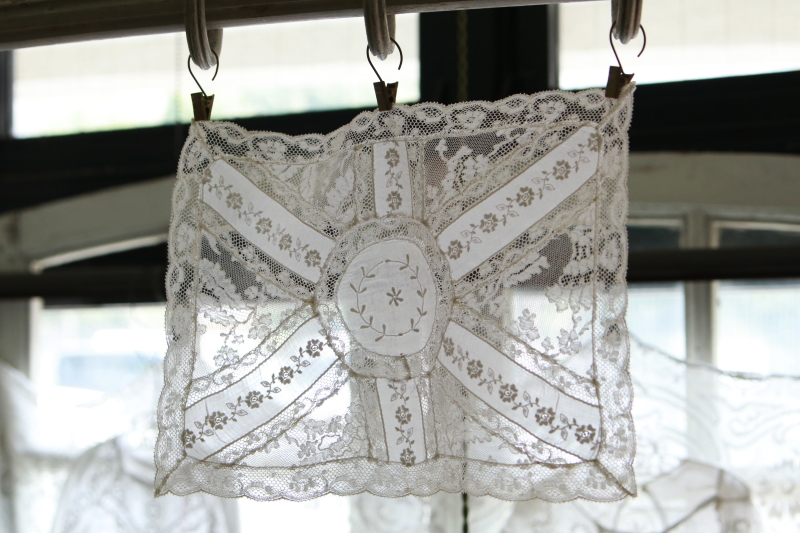 小花模様のレースマット　刺繍　フランス　アンティークストリュフ