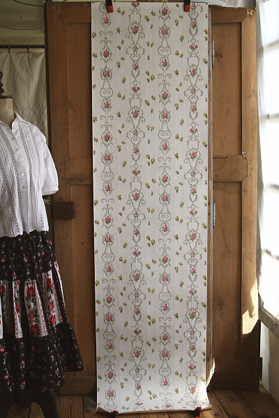 小薔薇のウォールペーパー　フランス　アンティークストリュフ 20250919