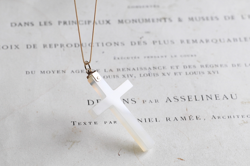 ホワイトカルセドニー　クロスペンダント　イギリス アンティークストリュフ 20251113