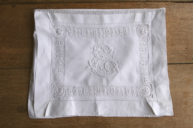 刺繍のナイトドレスケースのクッション　ワイルドストロベリー　イギリス アンティークストリュフ