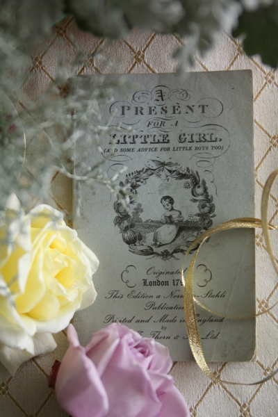 アンティークブック　古書　イギリス　ernest norman stahi a present for a little girl