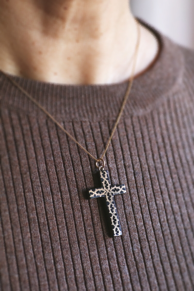 ピクウェのクロスペンダント　荊の金象嵌　イギリス アンティークストリュフ