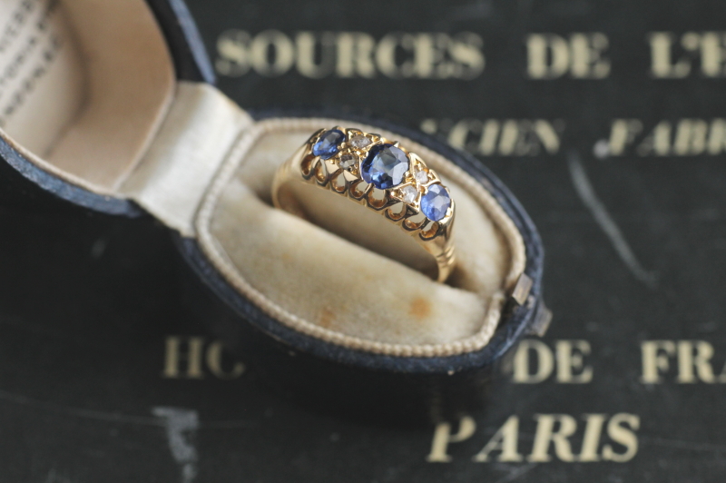 アンティーク3ブルーサファイアリング　ダイヤモンド　指輪　エンゲージ　イギリス