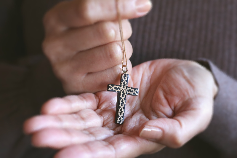 ピクウェのクロスペンダント　荊の金象嵌　イギリス アンティークストリュフ