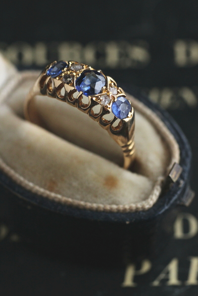 アンティーク3ブルーサファイアリング　ダイヤモンド　指輪　エンゲージ　イギリス