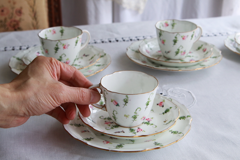 手描きの小薔薇のティートリオ　ロイヤルクラウンダービー　royalcrownderby イギリス　アンティークストリュフ