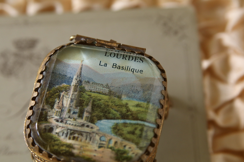 厚ガラスのジュエリーボックス　lourdes ルルド　フランス アンティークストリュフ