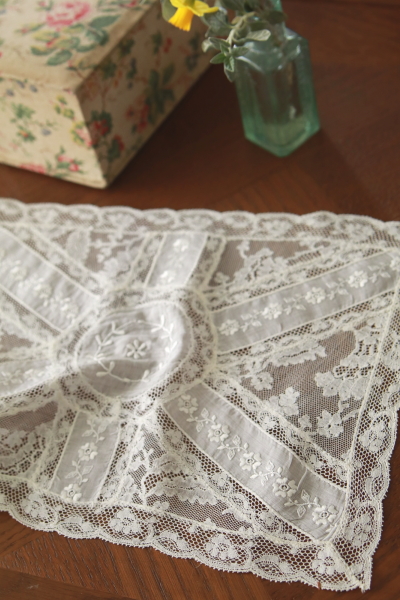 小花模様のレースマット　刺繍　フランス　アンティークストリュフ 20250321