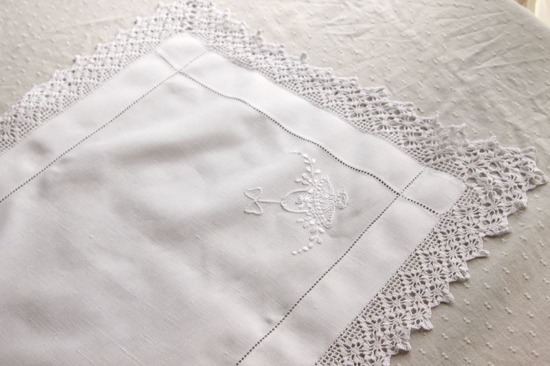 アンティークリネントレイクロス　刺繍　フラワーバスケット　花籠　イギリス