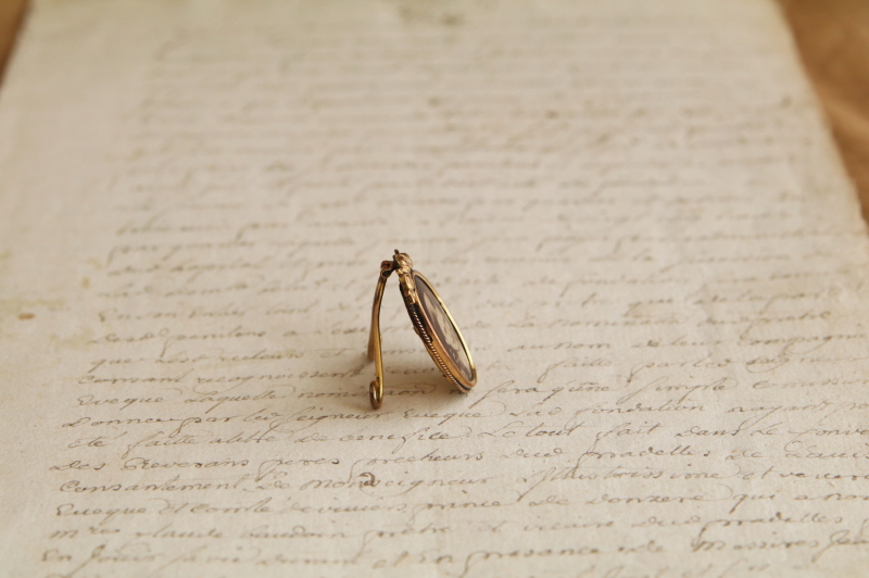 薔薇飾りの小さなフォトスタンド　ヨーロッパ アンティークストリュフ