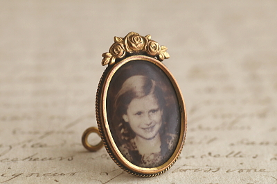 薔薇飾りの小さなフォトスタンド　ヨーロッパ アンティークストリュフ