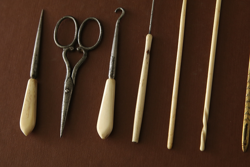 革表紙の裁縫セット　Lady's Companion　イギリス アンティークストリュフ