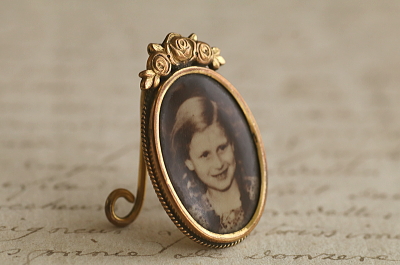 薔薇飾りの小さなフォトスタンド　ヨーロッパ アンティークストリュフ