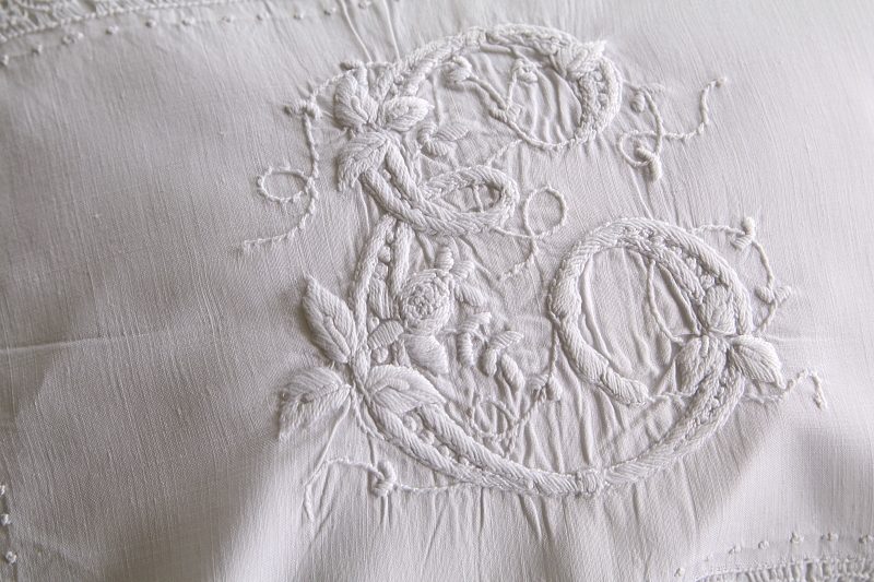 刺繍のナイトドレスケースのクッション　ワイルドストロベリー　イギリス アンティークストリュフ