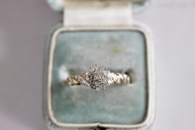 アンティークダイヤモンフラワークラスタードリング　ツイスト　ストライプ　ヴィンテージジュエリー　エンゲージリング　婚約指輪　イギリス