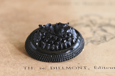 薔薇のジェットブローチ　イギリス　ヴィクトリアン アンティークストリュフ