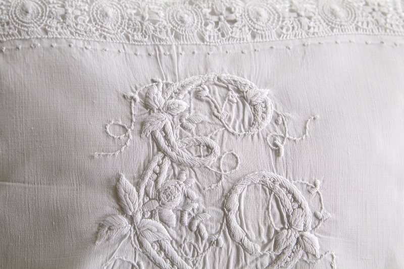 刺繍のナイトドレスケースのクッション　ワイルドストロベリー　イギリス アンティークストリュフ