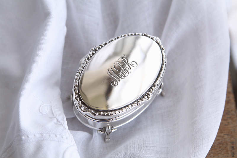 モノグラムのシルバージュエリーボックス　イギリス アンティークストリュフ