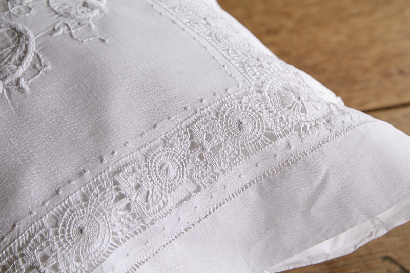 刺繍のナイトドレスケースのクッション　ワイルドストロベリー　イギリス アンティークストリュフ