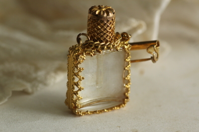 アンティークの香水瓶兼ブローチ プチポアン プチポアン 香水瓶と指輪