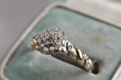 アンティークダイヤモンフラワークラスタードリング　ツイスト　ストライプ　ヴィンテージジュエリー　エンゲージリング　婚約指輪　イギリス