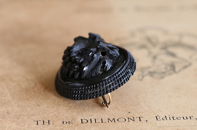 薔薇のジェットブローチ　イギリス　ヴィクトリアン アンティークストリュフ