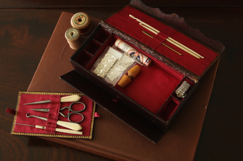 革表紙の裁縫セット　Lady's Companion　イギリス アンティークストリュフ