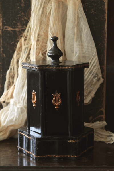 【 木製本金漆シガーケース 】　唐草・犬柄　インドシナ骨董 木製本金漆シガーケース】 唐草・犬柄 インドシナ骨董 J0926G