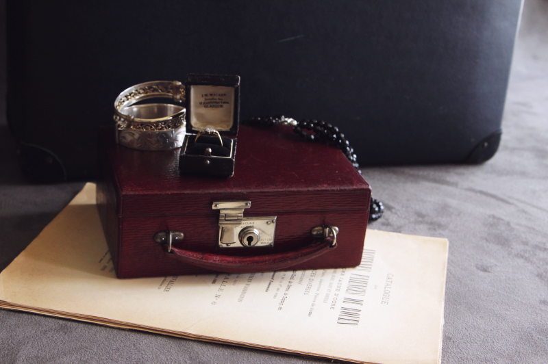 【アンティーク】バーガンディ レザー ジュエリー アクセサリーボックス 収納 バーガンディレザー ジュエリーボックス - CHIROL VINTAGE