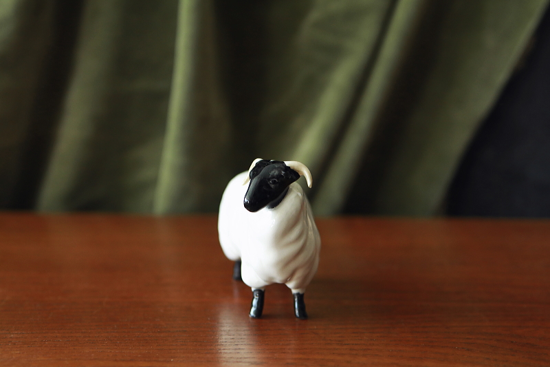 ヒツジのフィギュリン　beswick イギリス　アンティークストリュフ