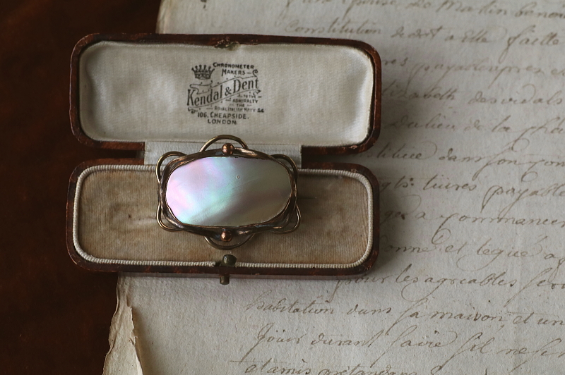 ヴィクトリアンマザーオブパールブローチ　イギリス　アンティークストリュフ