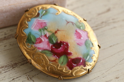 薔薇のポーセリンブローチ　ヨーロッパ アンティークストリュフ