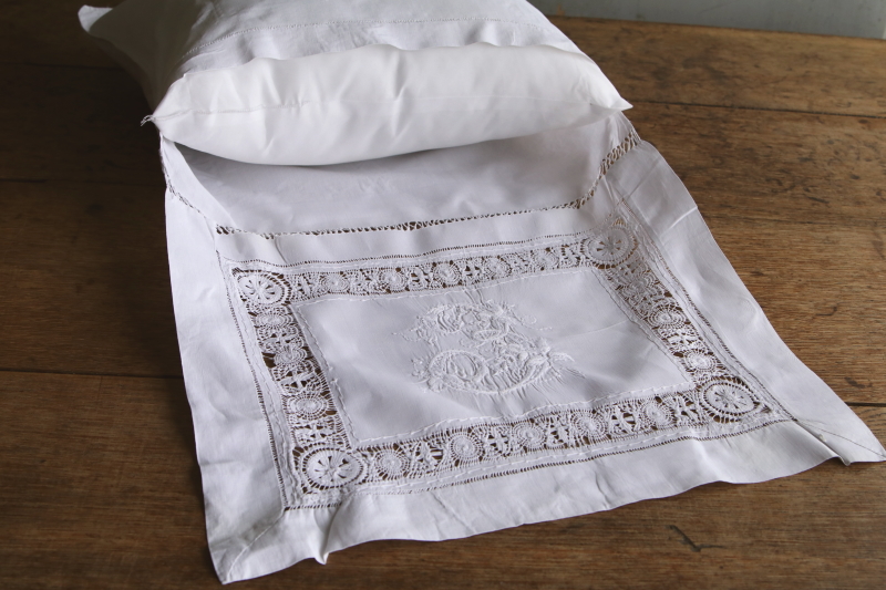 刺繍のナイトドレスケースのクッション　ワイルドストロベリー　イギリス アンティークストリュフ