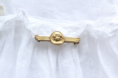 アンティークベビーブローチ　頬杖天使　Broche de bavoir　becker フランス