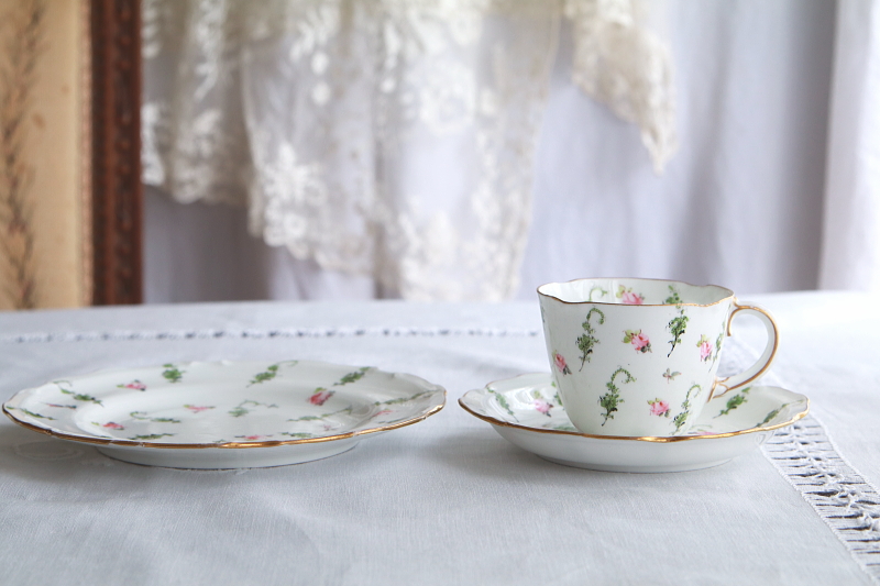 手描きの小薔薇のティートリオ　ロイヤルクラウンダービー　royalcrownderby イギリス　アンティークストリュフ