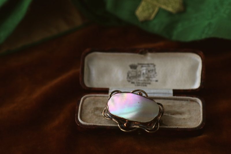 ヴィクトリアンマザーオブパールブローチ　イギリス　アンティークストリュフ