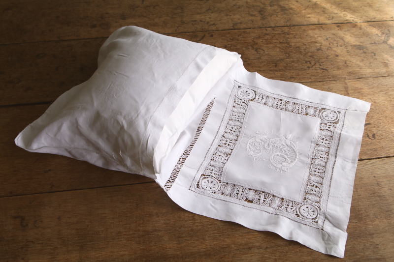 刺繍のナイトドレスケースのクッション　ワイルドストロベリー　イギリス アンティークストリュフ