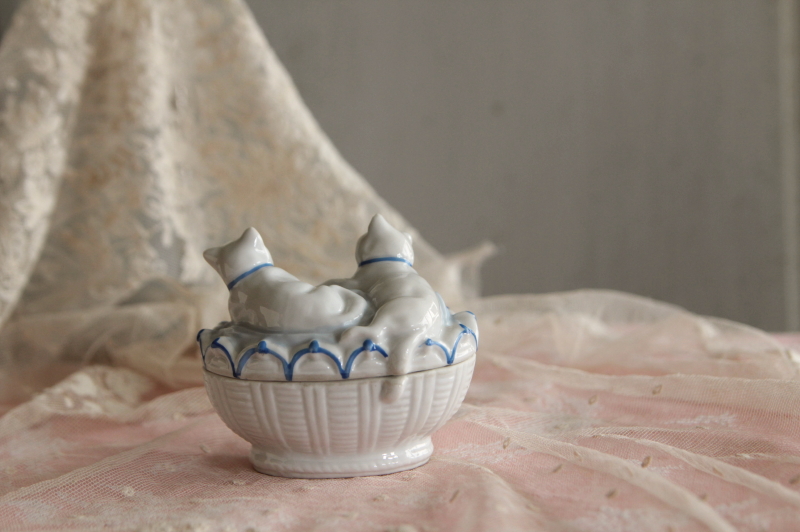 ボンボニエール　フランスアンティーク　妖精フィギュア　睡蓮　菓子入　ポプリ　磁器 ボンボニエール フランスアンティーク 妖精フィギュア 睡蓮 菓子