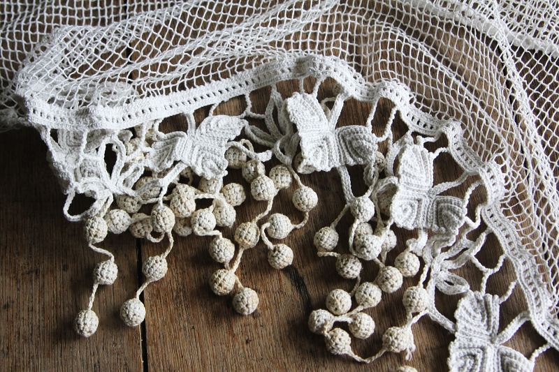 アンティークフィレレースカーテン　クロッシェ編み　花のモチーフ　葡萄の刺繍　フランス