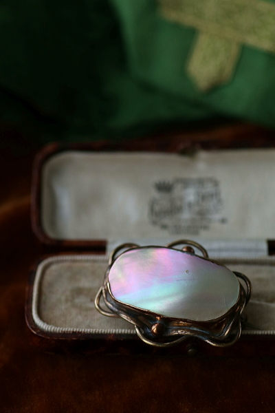 ヴィクトリアンマザーオブパールブローチ　イギリス　アンティークストリュフ 20251022